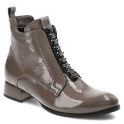 Brązowe Botki Armodo Eleganckie Lakierowane Obuwie Damskie. Brązowe botki Armodo, bez wzorów, z lakierowanej skóry, eleganckie, bez obcasa, bez zapięcia. Za 409.00 zł.
