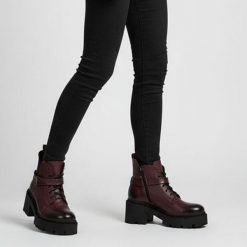 Botki damskie Armodo, ze skóry licowej na klocku z broszką na suwak ocieplane z okrągłym noskiem, bordowe, 60557-V. Czerwone botki Armodo, z aplikacjami, ze skóry, z okrągłym noskiem, bez obcasa, na obcasie, bez zapięcia. Za 359.00 zł.