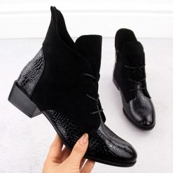 Botki damskie lakierowane kroko czarne Potocki 12498. Czarne botki POTOCKI, bez wzorów, z lakierowanej skóry, bez obcasa, bez zapięcia. Za 99.99 zł.