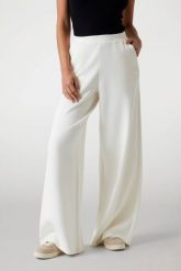 GUESS Spodnie damskie dresowe ecru Olympe Wide, Rozmiar XS. Białe spodnie dresowe Guess, z aplikacjami, z dresówki. W wyprzedaży za 329.99 zł.