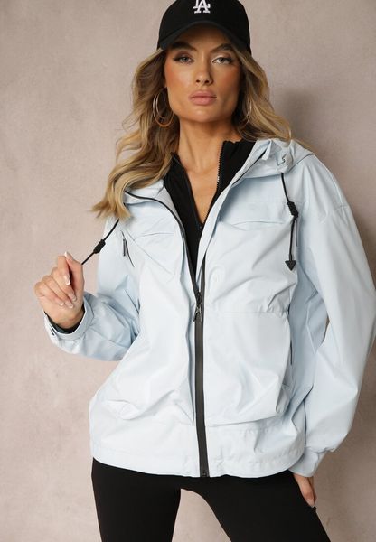 Jasnoniebieska Kurtka o Fasonie Wiatrówki Ozdobiona Kieszeniami Bralisa. Niebieskie kurtki Renee, l, z aplikacjami, eleganckie, bez kaptura. Za 169.99 zł.
