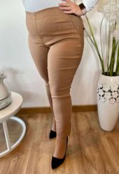 Beżowe spodnie chinosy Nina z zamkami 7/8 PLUS SIZE XXL. Brązowe chinosy Nasi partnerzy, bez wzorów, z elastanu, biznesowe, krótkie. Za 159.90 zł.