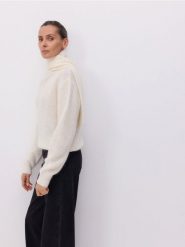 Sweter z wełną - złamana biel. Swetry Reserved, l, bez wzorów, z dzianiny, bez ramiączek. W wyprzedaży za 139.99 zł.