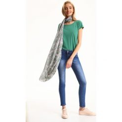 CHUSTA DAMSKA W KWIATY. Chusty marki TOP SECRET. W wyprzedaży za 19.99 zł.
