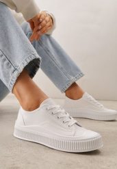 Białe Klasyczne Trampki na Żłobionej Podeszwie Levanatia. Białe trampki Renee, bez wzorów, z jeansu, klasyczne, bez zapięcia. Za 69.99 zł.