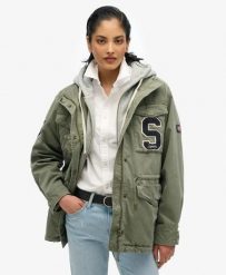 Superdry Kurtka Military z Kapturem w Jerseyu – Dusty Olive Green. Zielone kurtki Superdry, bez wzorów, z bawełny, militarne, z kapturem. Za 682.30 zł.