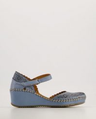 NIEBIESKIE SANDAŁY NA KOTURNIE 128027 BLUE. Niebieskie sandały Venezia, bez wzorów, ze skóry, bez obcasa, na koturnie, bez zapięcia. Za 279.00 zł.