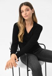 Sweter z kołnierzykiem S-TOYO. Czarne swetry Volcano, s, bez wzorów, z dzianiny, eleganckie, bez ramiączek. Za 129.99 zł.