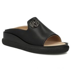Skórzane klapki damskie na koturnie czarne Filippo DK7758. Czarne klapki Filippo, bez wzorów, ze skóry, bez obcasa, na koturnie, bez zapięcia. Za 169.99 zł.