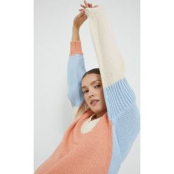 Noisy May sweter Veronica damski kolor różowy. Czerwone swetry Noisy May, l, bez wzorów, bez ramiączek. W wyprzedaży za 124.99 zł.