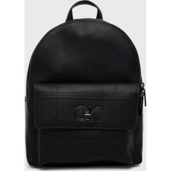 Calvin Klein plecak damski kolor czarny mały gładki. Czarne plecaki Calvin Klein, bez wzorów, do ręki, bez dodatków. Za 799.99 zł.