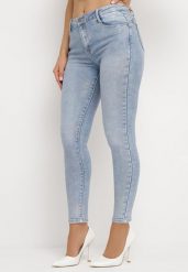 Jasnoniebieskie Jeansy o Dopasowanym Fasonie Ozdobione Połyskiem Anirel. Niebieskie jeansy Born2be, m, bez wzorów, z jeansu. Za 169.99 zł.
