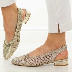 Złote przewiewne baleriny damskie T.Sokolski 147. Żółte baleriny Sokolski, w ażurowe wzory, z jeansu, biznesowe, bez obcasa, na obcasie, bez zapięcia. W wyprzedaży za 157.52 zł.