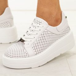 Białe skórzane ażurowe półbuty damskie Filippo Dp7675/26. Białe półbuty wsuwane Filippo, na jesień, w ażurowe wzory, z jeansu, klasyczne, z okrągłym noskiem, bez obcasa, na platformie. W wyprzedaży za 227.92 zł.