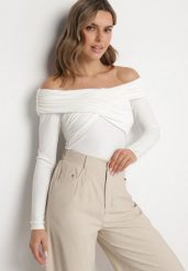 Biała Bluzka z Wiskozą z Dekoltem Typu Hiszpanka Amoilea. Białe bluzki Born2be, m, bez wzorów, z jeansu, eleganckie, bez kołnierzyka, bez ramiączek. W wyprzedaży za 46.74 zł.