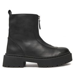 Botki Steve Madden. Czarne botki Steve Madden, bez wzorów, bez obcasa, na płaskiej podeszwie, bez zapięcia. Za 599.99 zł.
