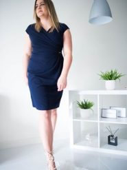 Sukienka Model Oktawia Navy - Jersa. Niebieskie sukienki Jersa, plus size, bez wzorów, z elastanu, bez kołnierzyka, plus size, bez ramiączek, midi, dopasowane. Za 403.41 zł.