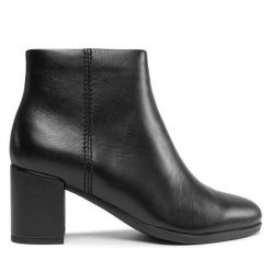 Botki Clarks. Czarne botki Clarks, bez wzorów, bez obcasa, na słupku, bez zapięcia. Za 299.99 zł.