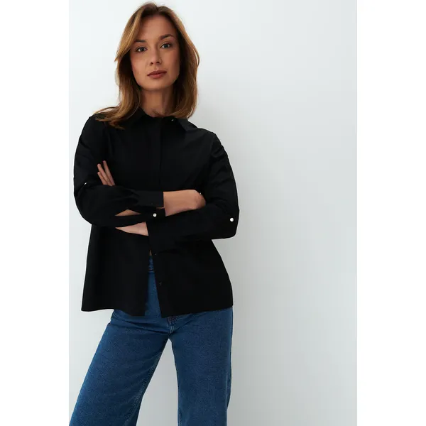 Czarna koszula oversize z wiązaniem - Czarny. Czarne koszule Mohito, bez wzorów, bez kołnierzyka, bez ramiączek. W wyprzedaży za 59.99 zł.