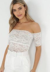 Biała Bluzka Hiszpanka z Koronką Patti. Białe bluzki Born2be, m, bez wzorów, z koronki, eleganckie, bez kołnierzyka, bez ramiączek. W wyprzedaży za 47.99 zł.
