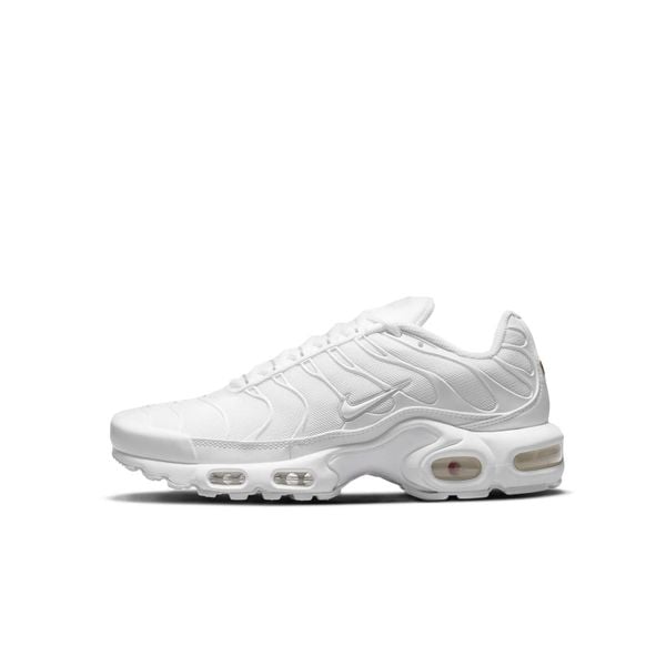 Buty do chodzenia damskie Nike Air Max Plus. Białe buty treningowe Nike, bez wzorów, z materiału, bez zapięcia, trekkingowe, nike air max. Za 818.25 zł.
