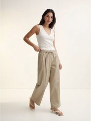 Vero Moda Top w kolorze białym rozmiar: M. Białe topy Vero Moda, m, bez wzorów, bez kołnierzyka, bez ramiączek. Za 51.95 zł.