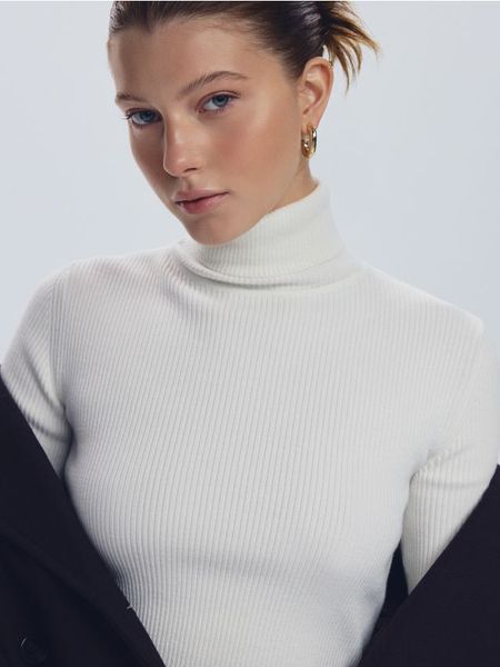 Prążkowany golf - złamana biel. Swetry Reserved, l, bez wzorów, z dzianiny, bez ramiączek. Za 109.99 zł.