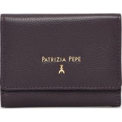 Patrizia Pepe portfel skórzany damski kolor fioletowy. Fioletowe portfele Patrizia Pepe, bez wzorów, z materiału. Za 539.99 zł.