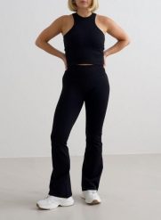 Damskie legginsy bezszwowe rozszerzane, squat proof Shape Seamless czarne. Czarne legginsy AIM'N, bez wzorów, z dzianiny, street. Za 339.00 zł.