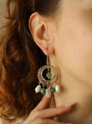 L'Atelier de Gaia Pozłacane kolczyki z kwarcem i perłami rozmiar: onesize. Białe kolczyki L'Atelier de Gaia, z kwarcem, pozłacane. Za 79.03 zł.