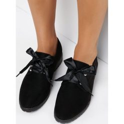 Czarne Półbuty Carmella. Czarne półbuty wsuwane Born2be, z aplikacjami, z dzianiny, eleganckie, bez obcasa, na płaskiej podeszwie. W wyprzedaży za 79.99 zł.