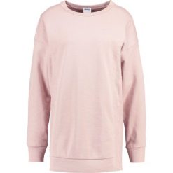 Reebok Classic Bluza pink. Bluzy bez kaptura marki Reebok Classic. W wyprzedaży za 183.20 zł.