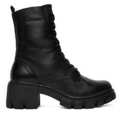 Trzewiki Tamaris. Czarne botki Tamaris, bez wzorów, bez obcasa, na słupku, bez zapięcia. Za 379.99 zł.