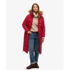 Długi pikowany płaszcz z kapturem z futerkiem sztucznym. Czerwone płaszcze Superdry, bez wzorów, eleganckie, z kapturem. W wyprzedaży za 520.60 zł.