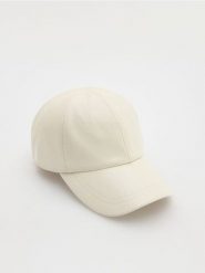 Czapka z daszkiem - złamana biel. Czapki z daszkiem Reserved, bez wzorów. Za 59.99 zł.