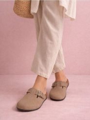 Klapki z klamrą z imitacji zamszu - beżowy. Brązowe klapki Sinsay, bez wzorów, bez obcasa, bez zapięcia. Za 49.99 zł.