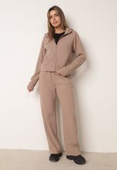 Ciemnobeżowy Komplet Dresowy z Prążkowanego Materiału Bluza z Kapturem i Spodnie Alatha. Brązowe bluzy z kapturem Born2be, l, bez wzorów, z dresówki, z kapturem, trekkingowe. Za 169.99 zł.