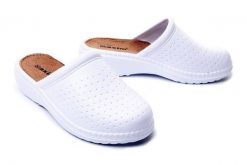 AXIM 7K3808B white, klapki damskie. Białe klapki Axim, bez wzorów, bez obcasa, bez zapięcia. Za 49.99 zł.