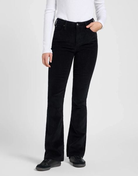 DAMSKIE SPODNIE MATERIAŁOWE LEE BREESE BOOT BLACK 112370934. Czarne spodnie materiałowe Lee, bez wzorów, z jeansu. Za 219.99 zł.