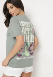 Ciemnozielony Bawełniany T-shirt Oversize Fillaria. Zielone t-shirty Born2be, m, z aplikacjami, z bawełny, klasyczne, bez kołnierzyka, bez ramiączek. W wyprzedaży za 46.74 zł.