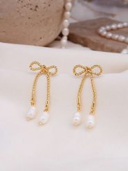 Pierres delicates Pozłacane kolczyki-wkrętki z perłami syntetycznymi rozmiar: onesize. Żółte kolczyki Pierres delicates, z perłą, pozłacane. Za 91.99 zł.