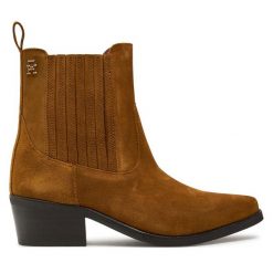 Botki Tommy Hilfiger. Brązowe botki Tommy Hilfiger, bez wzorów, bez obcasa, na słupku, bez zapięcia. Za 379.99 zł.