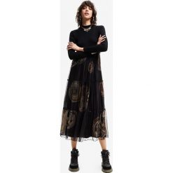 Desigual sukienka kolor czarny midi rozkloszowana. Czarne sukienki Desigual, l, bez wzorów, z dzianiny, bez kołnierzyka, bez ramiączek, maxi, dopasowane. Za 549.99 zł.