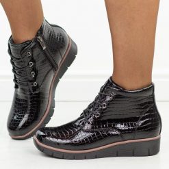 Czarne botki damskie na koturnie Filippo Dbt3169/26. Czarne botki Filippo, bez wzorów, z dzianiny, eleganckie, z okrągłym noskiem, bez obcasa, na koturnie, bez zapięcia. W wyprzedaży za 287.10 zł.