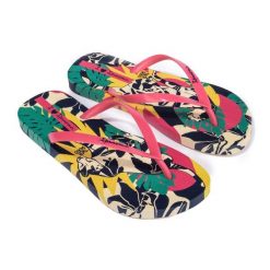 Japonki damskie Ipanema Graffiti III. Czerwone japonki Ipanema, bez wzorów, z materiału, sportowe. Za 59.99 zł.