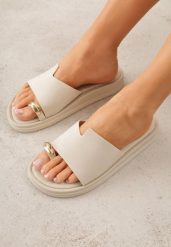 Beżowe Klapki Japonki Ozdobione Aplikacją na Palcu Noevianna. Brązowe japonki Renee, z aplikacjami, z jeansu. Za 79.99 zł.