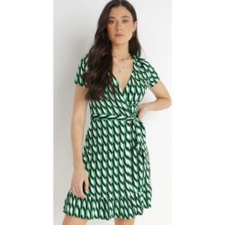 Zielona Sukienka Bonnot. Zielone sukienki Born2be, l, bez wzorów, z dzianiny, bez kołnierzyka, bez ramiączek, midi. W wyprzedaży za 129.99 zł.