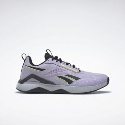 Buty treningowe damskie Reebok Nanoflex Adventure. Czarne buty treningowe Reebok, bez wzorów, bez zapięcia, na fitness i siłownię. Za 231.84 zł.