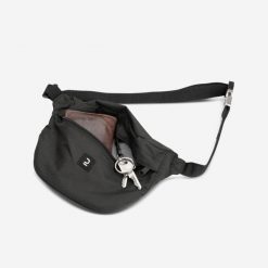 Torebka nerka na deskorolkę WB500 ze zintegrowanym narzędziem. Czarne nerki i saszetki Decathlon, bez wzorów, z materiału, małe, bez dodatków. Za 69.99 zł.