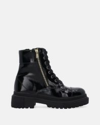 CZARNE BOTKI ZE SKÓRY LAKIEROWANEJ 3007 BLACK. Czarne botki Venezia, bez wzorów, ze skóry, bez obcasa, bez zapięcia. Za 249.00 zł.